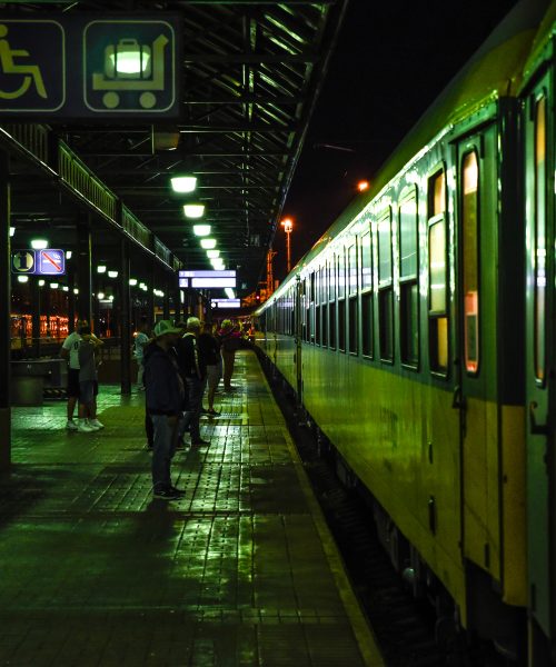 Noční vlaky zažívají renesanci. Vůně dálek i spěšné loučení ve fotografiích